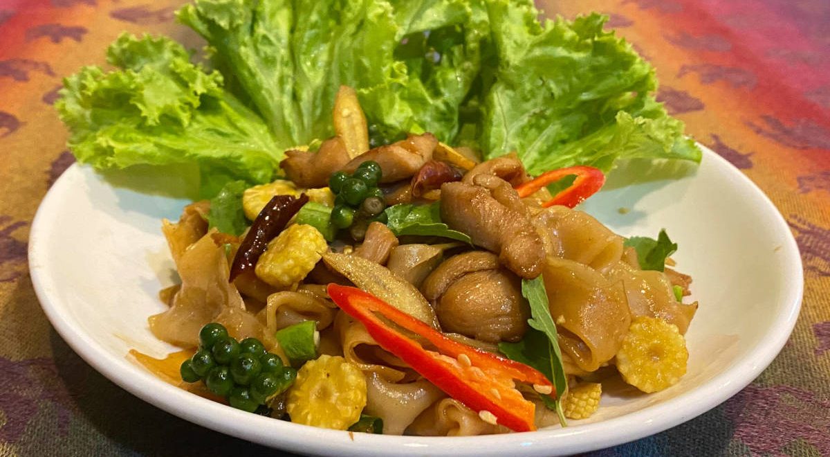 pad kee mao gai